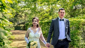 Séance photo mariage à Vincennes d'un couple qui marche dans un parc main dans la main