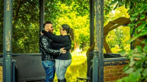Photo couple mariage Vincennes qui s'enlace