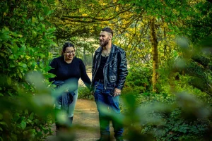 Photo de mariage d'un couple qui se tiens la main dans un parc à Vincennes