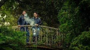 Photo de couple lors de leurs mariage sur un Pont à Vincennes