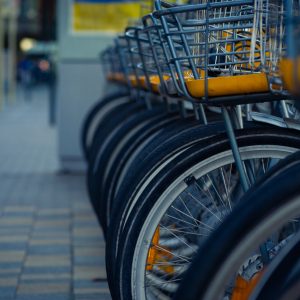 Tableau mural contemporain grand format 20X30 d'une photo graphique de garage à vélo à Bruxelle