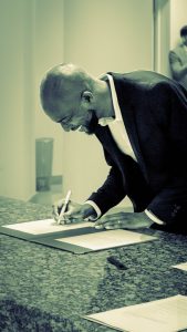 Photo mariage Vincennes signature de l'acte de mariage